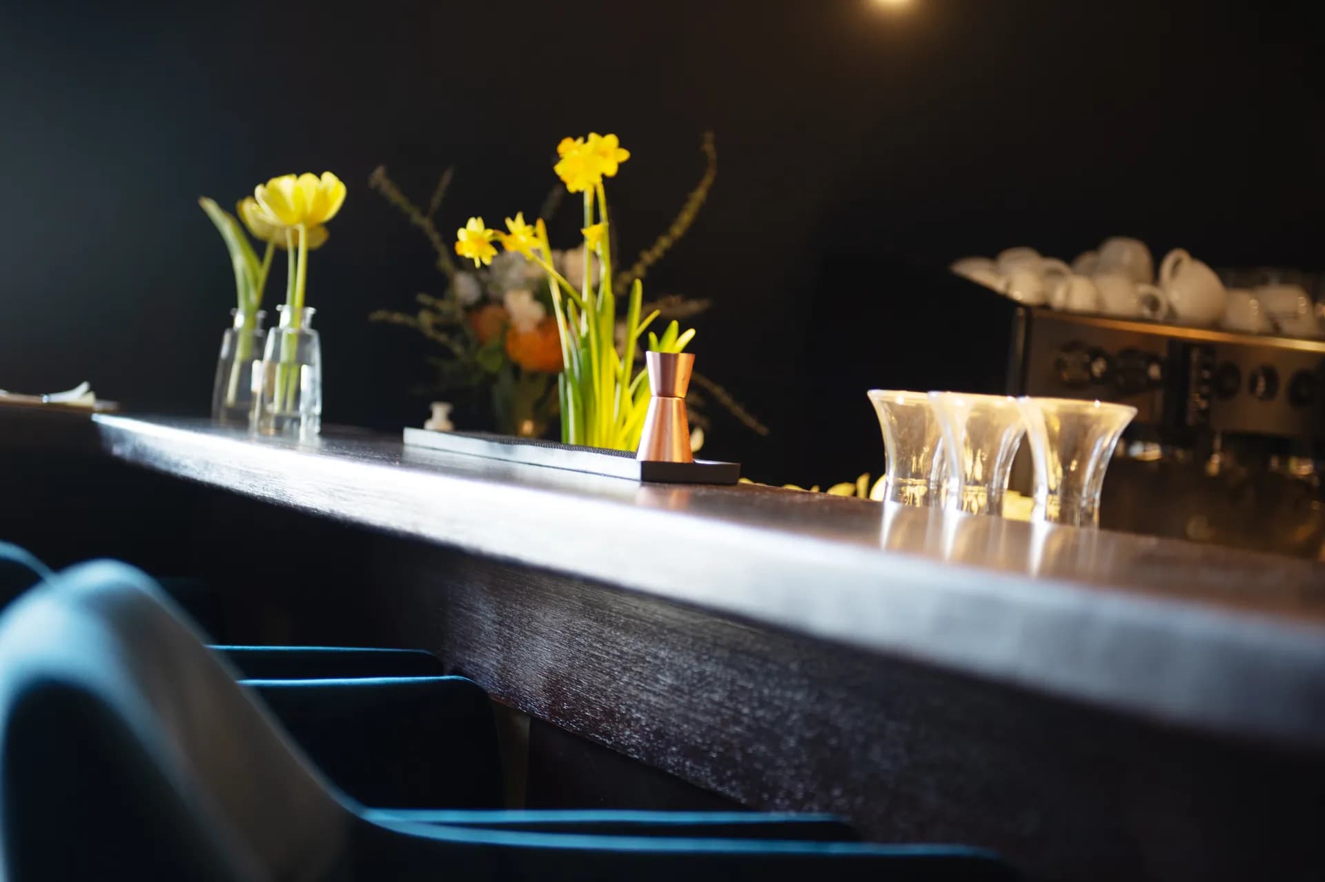 Bar mit Blumen