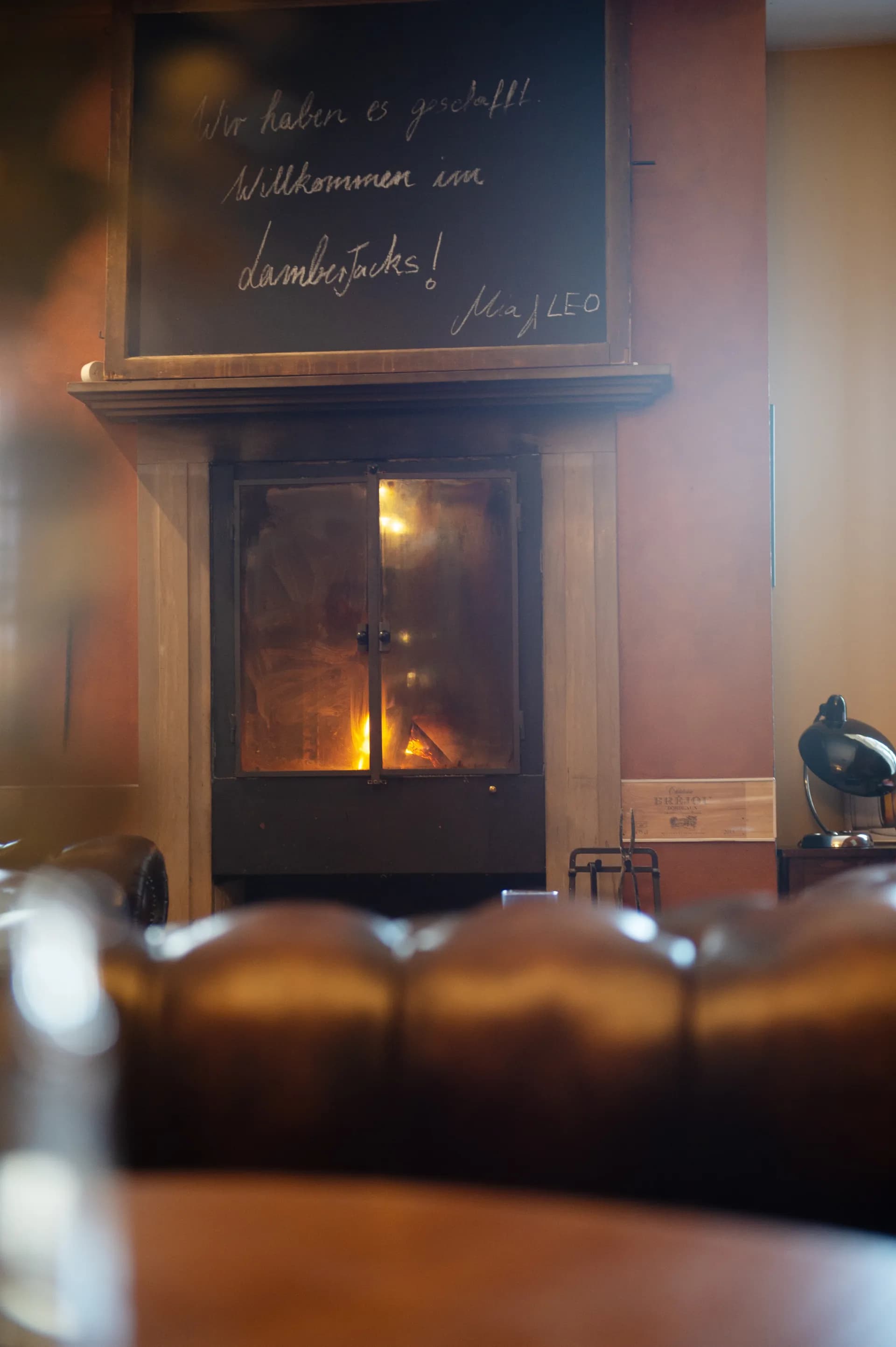 Kamin und Chesterfield Sofa