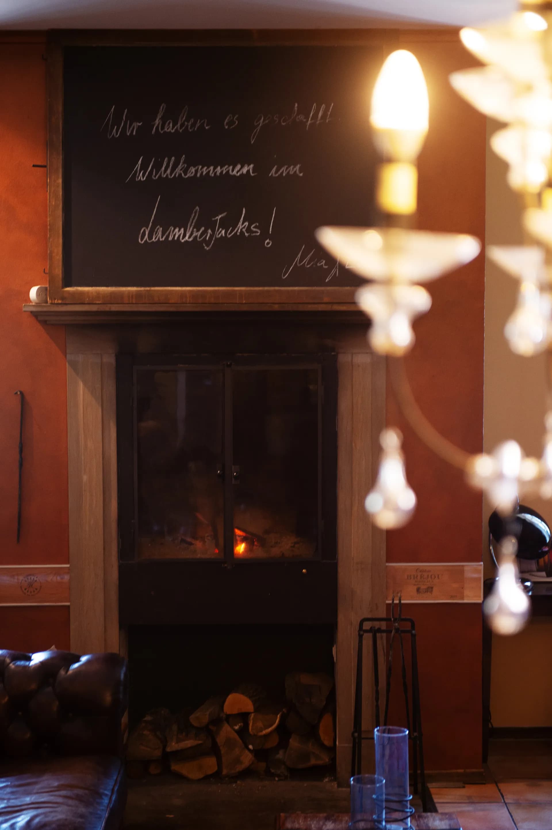 Kronleuchter und Kamin