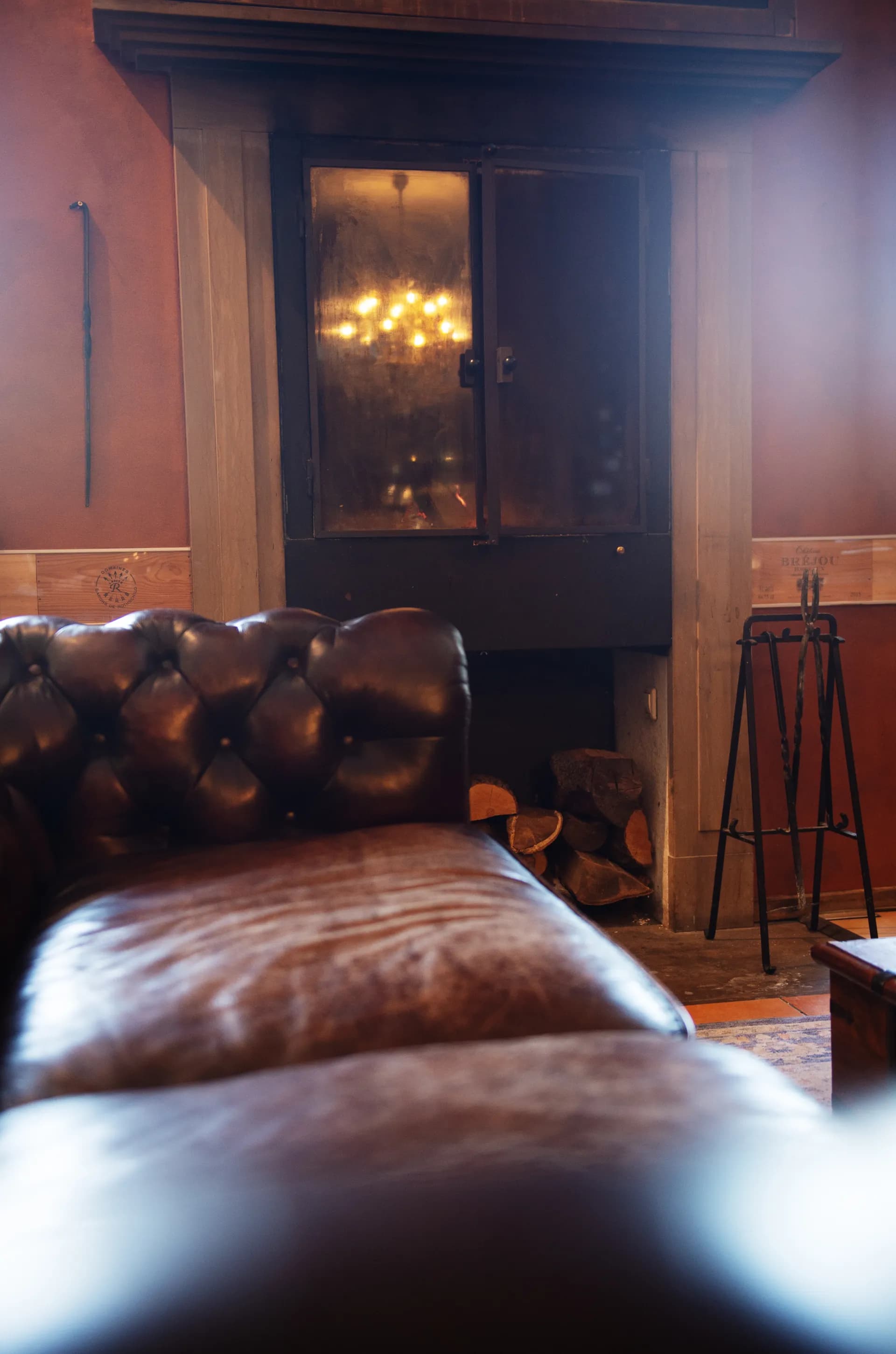 Chesterfield Sofa und Kamin